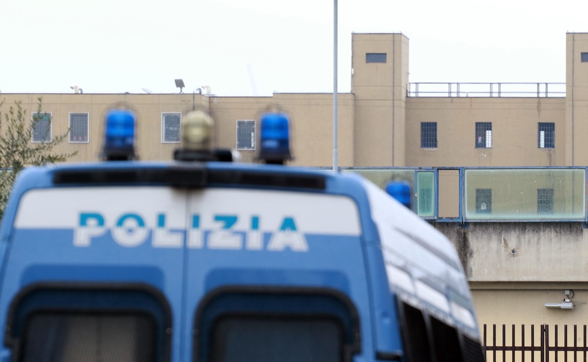 A Prato un poliziotto è indagato per aver sparato in ospedale a un uomo che era stato arrestato e che stava provando a scappare
