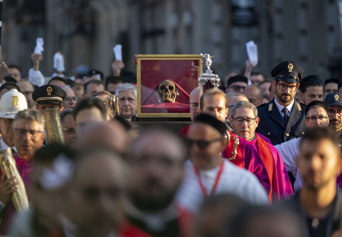 Il teschio di Sant'Agata, martire cristiana del terzo secolo e patrona di Catania, viene trasportato in una teca di vetro durante la processione per celebrare il 900° anniversario del ritorno delle reliquie della santa in città (Fabrizio Villa/Getty Images)
