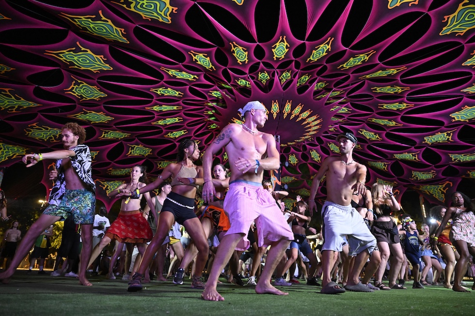 Persone ballano al festival Rototom (EPA/ANDREU ESTEBAN via Ansa)
