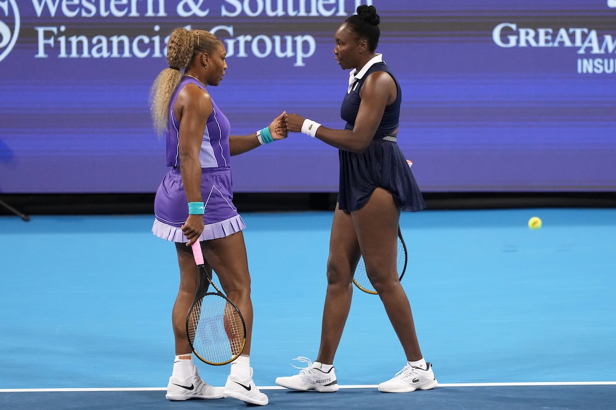 Le tenniste Venus e Serena Williams hanno giocato insieme in doppio per la prima volta dal 2022, ma hanno perso
