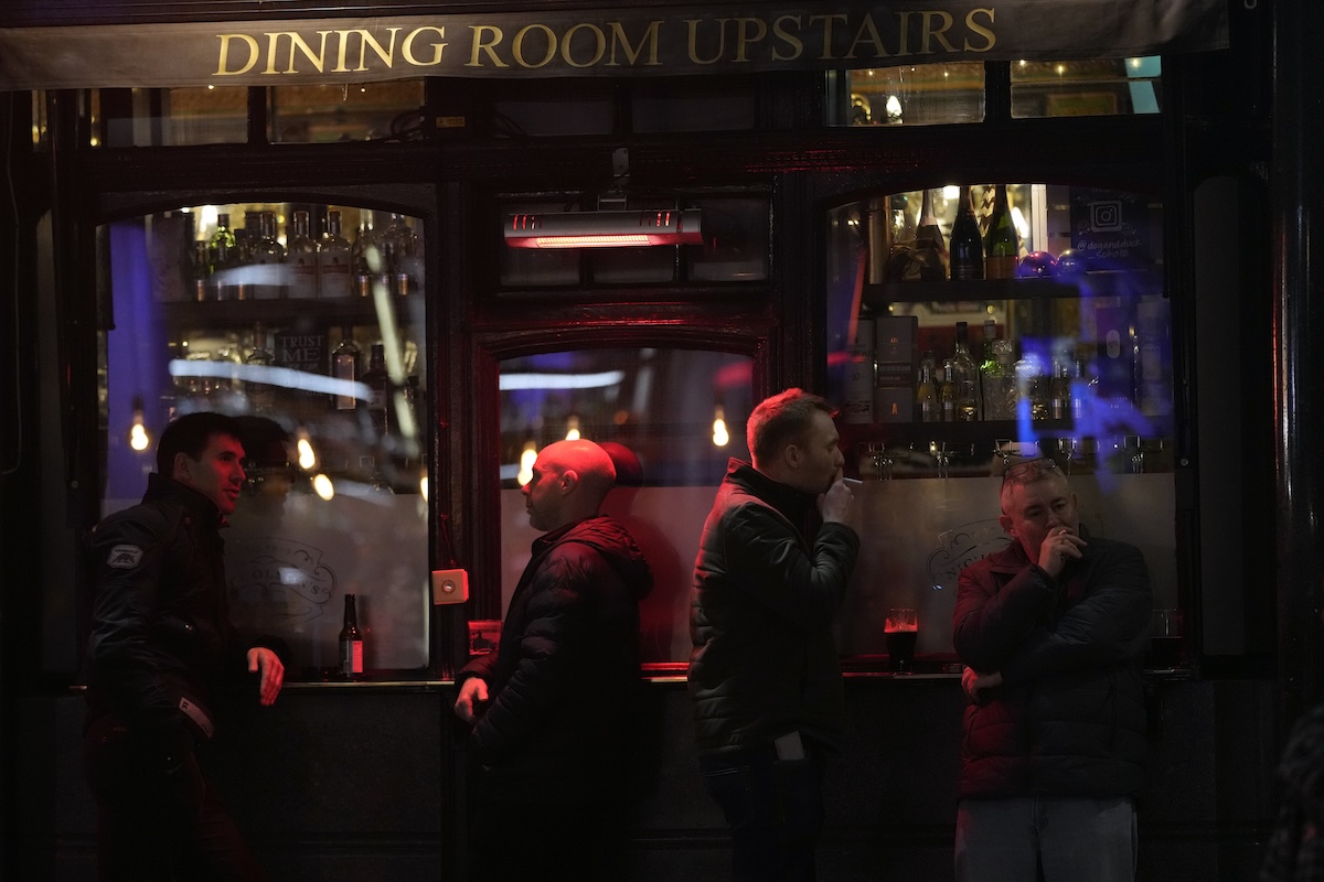 Alcune persone all'esterno di un pub a Londra (AP/Alastair Grant)
