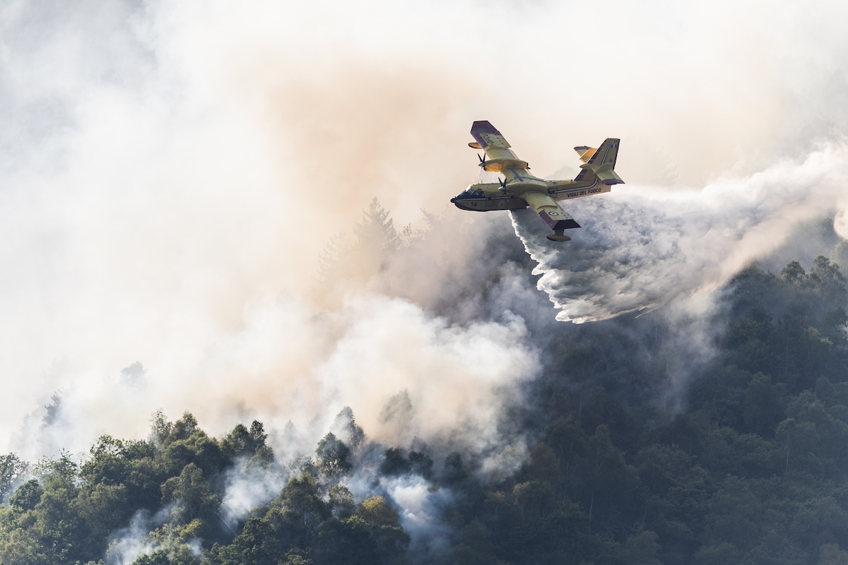 Come lavorano i canadair per spegnere tutti questi incendi