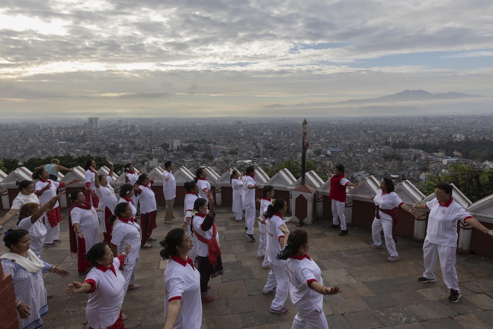 Un gruppo di persone fa esercizio fisico al mattino (EPA/NARENDRA SHRESTHA via Ansa)