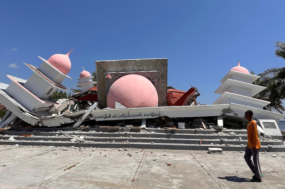 Un uomo davanti a una moschea crollata a causa del forte terremoto di sabato (AP Photo/Firdia Lisnawati)