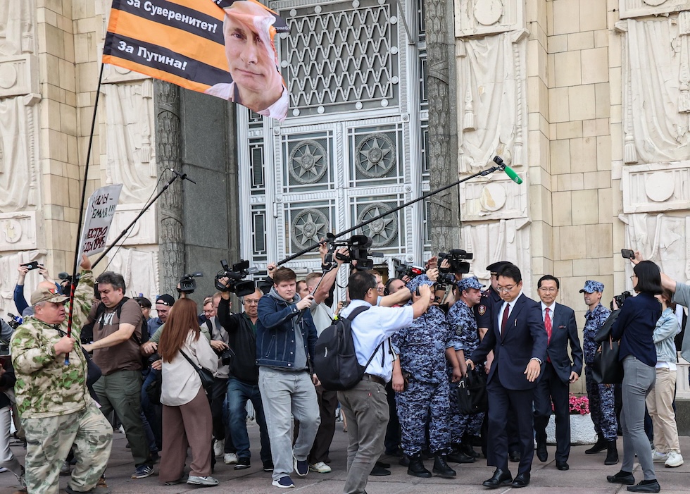 L’ambasciatore giapponese in Russia Akira Muto (a destra, con la cravatta rossa) esce dal ministero degli Esteri russo, circondato dai giornalisti. Muto è stato convocato dopo la protesta della prima ministra giapponese Sanae Takaichi per la visita del presidente Vladimir Putin all’isola di Iturup, conosciuta in Giappone come Etorofu. L’isola fa parte delle Curili meridionali, controllate dalla Russia ma rivendicate dal Giappone dalla fine della Seconda guerra mondiale (EPA/MAXIM SHIPENKOV via Ansa)
