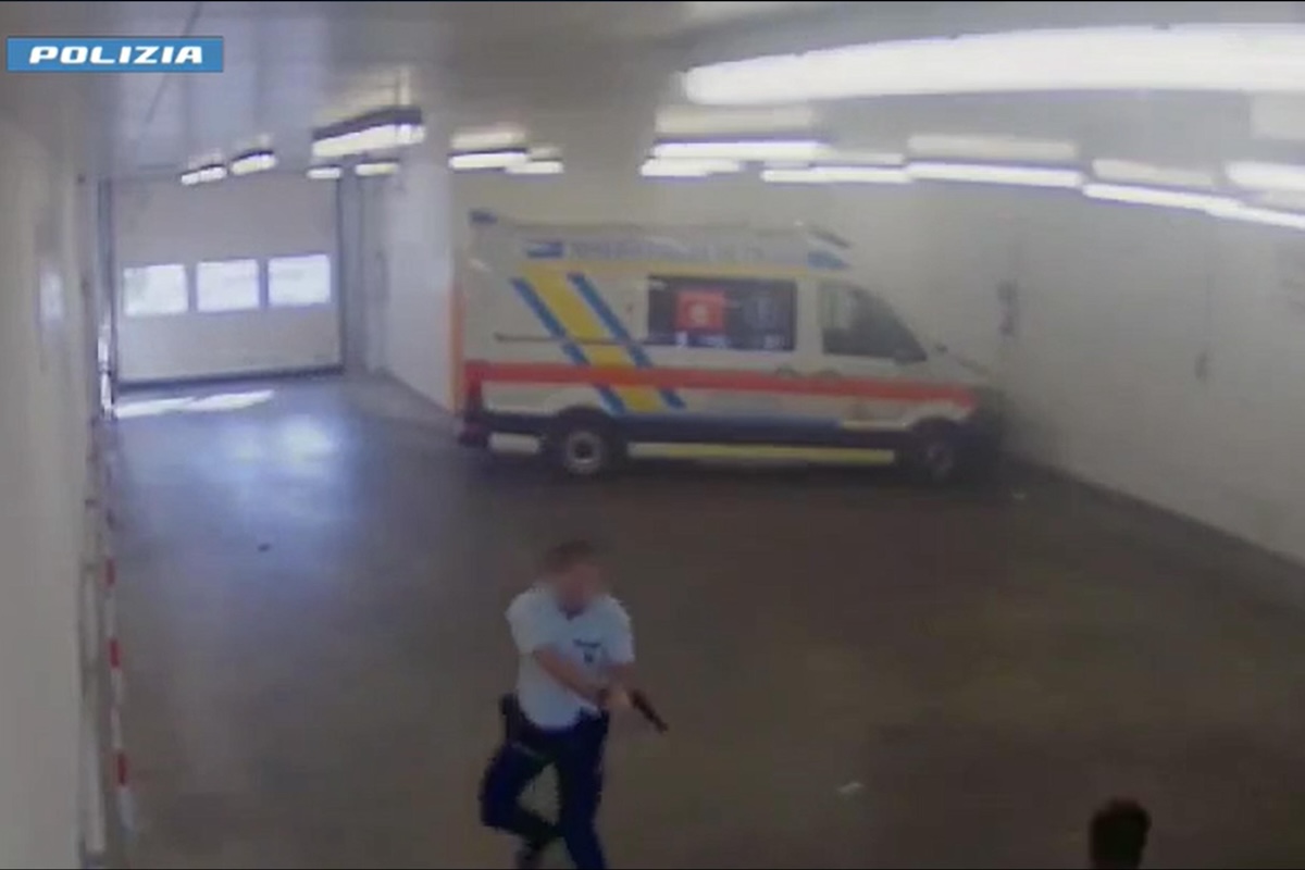 Leggi l'articolo: Il video del poliziotto che nell’ospedale di Prato ha sparato a un uomo arrestato che cercava di scappare