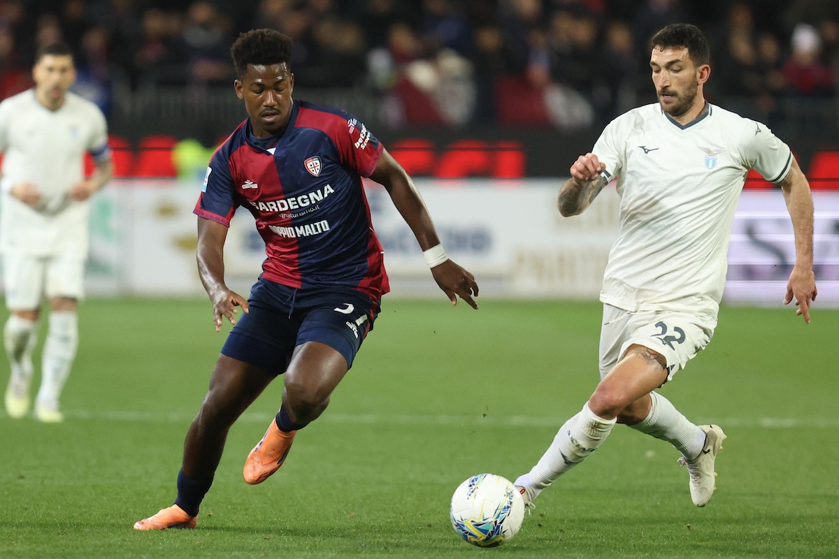 Il calciatore del Cagliari Yael Trepy è uscito dal coma e sta meglio