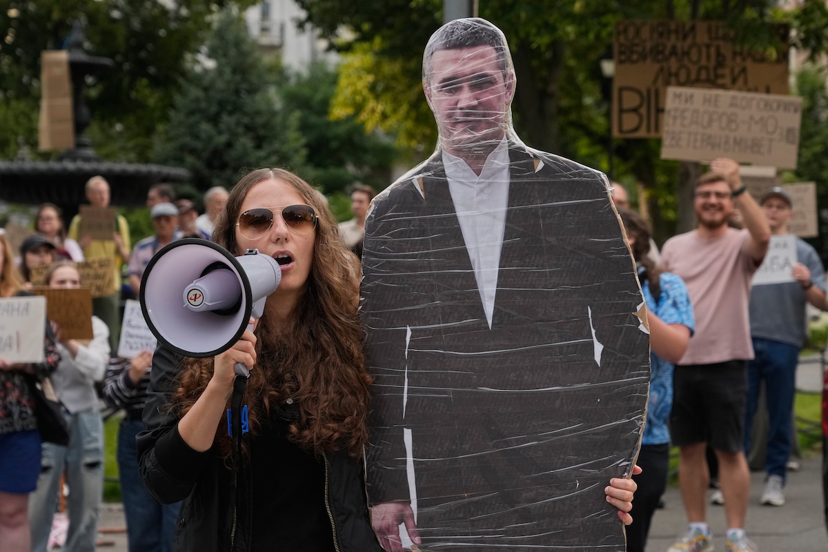 Proteste a Kyiv per Fedorov, 26 luglio 2026 (AP Photo/Efrem Lukatsky)