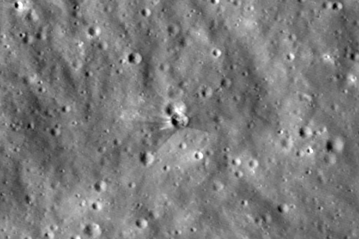 Leggi l'articolo: Il cratere formatosi sulla Luna dopo lo schianto del razzo di SpaceX