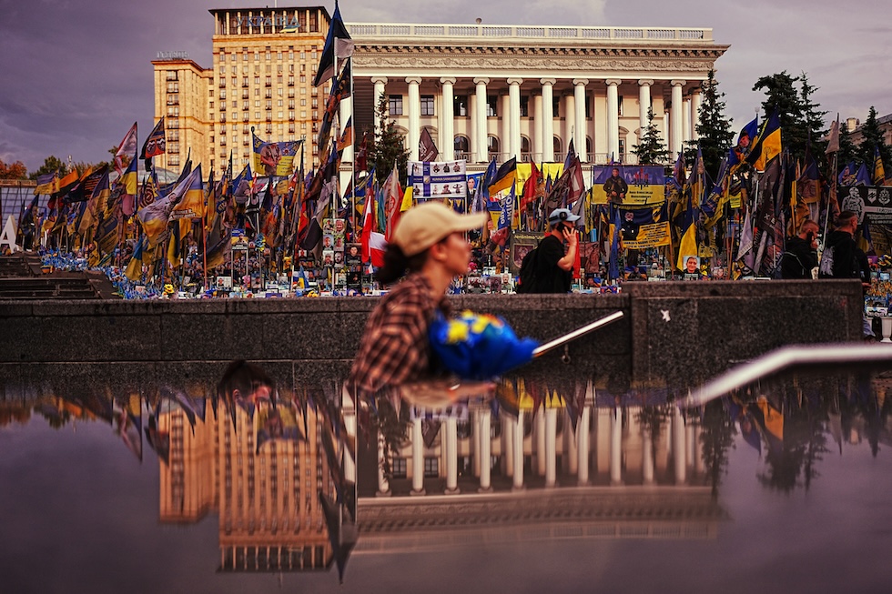 L'accademia nazionale di musica riflessa su un ingresso della metropolitana in piazza dell'Indipendenza, dove sono esposte bandiere e fotografie in memoria dei civili e dei soldati morti nella guerra con la Russia (AP Photo/Francisco Seco)