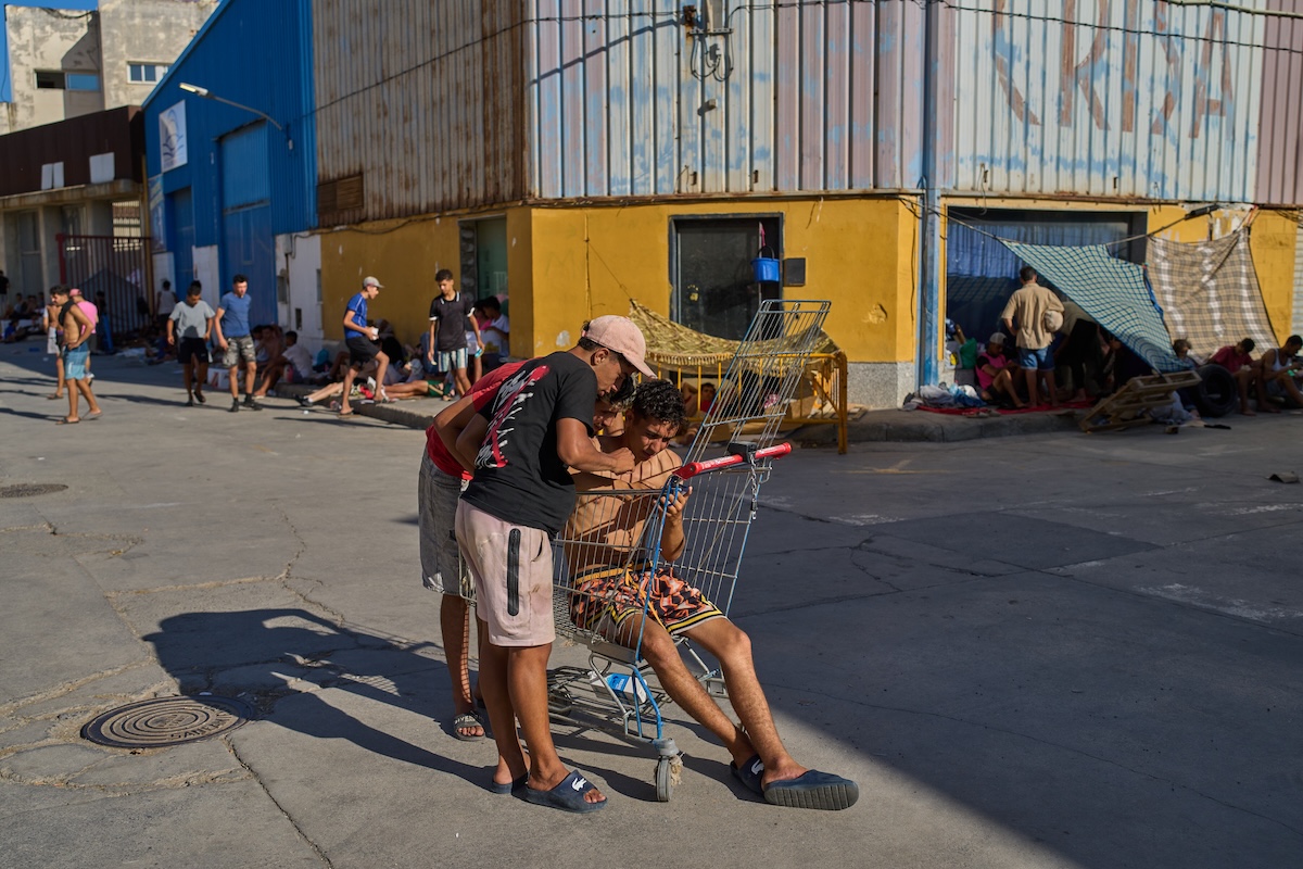 Alcune persone migranti a Ceuta, il 3 agosto 2026 (AP/Bernat Armangue)