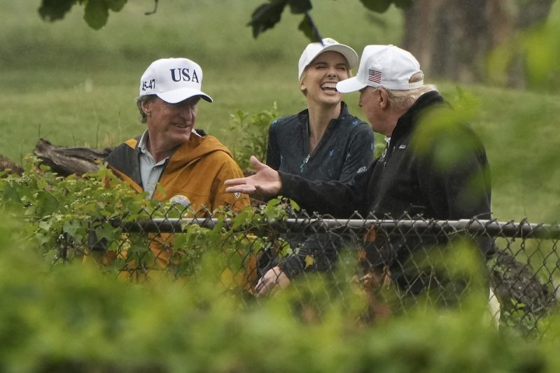 L'assistente che sta sempre con Trump