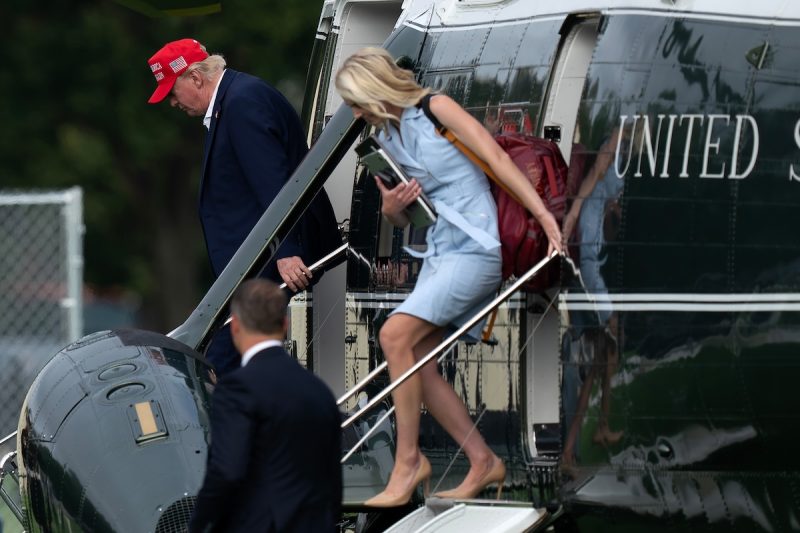 L'assistente che sta sempre con Trump