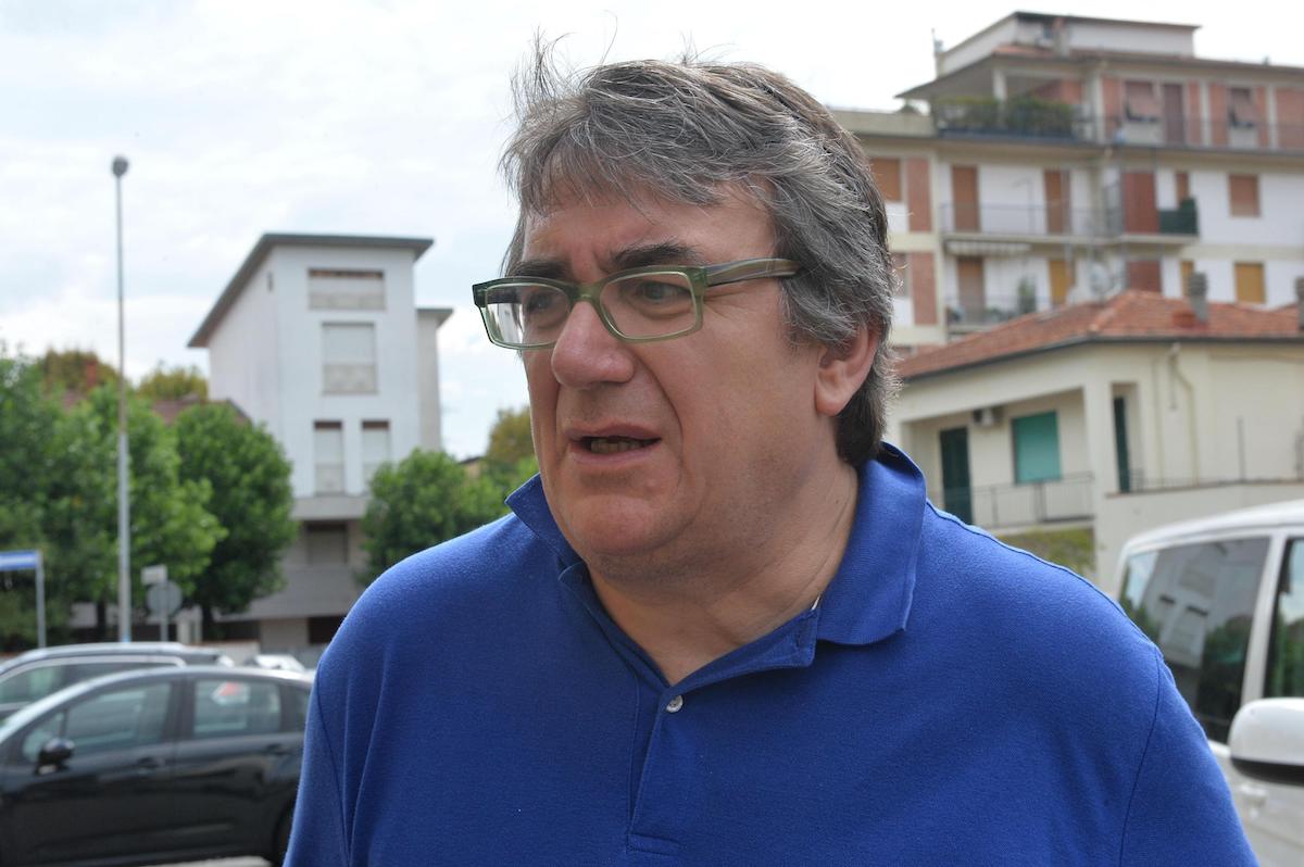 Il parroco Massimo Biancalani è stato rimosso dalle due parrocchie di Pistoia in cui dava soccorso alle persone migranti