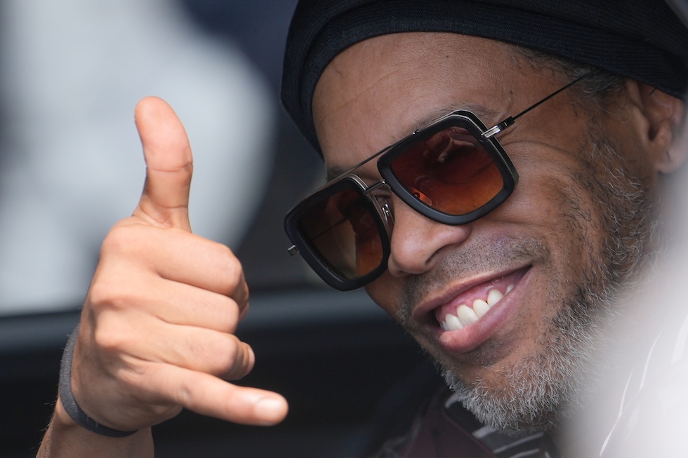 L’ex calciatore Ronaldinho al suo arrivo in aeroporto, in vista della presentazione della squadra di calcio del Ravenna (AP Photo/Luca Bruno)