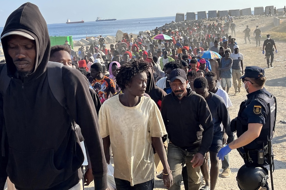 Migranti provenienti dalla spiaggia di El Trampolín vengono trasferiti in un centro di accoglienza (EPA/REDUAN via Ansa)