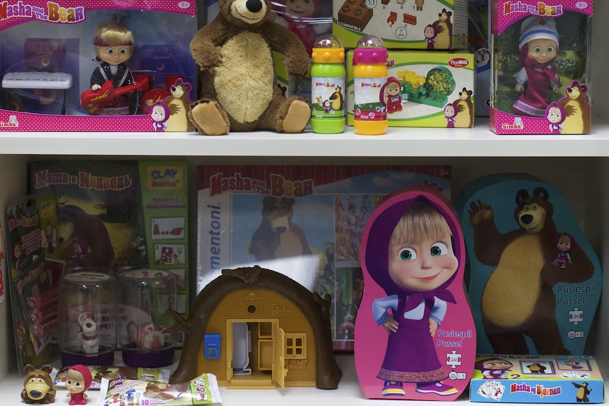 L’Ucraina ha sanzionato i produttori del cartone animato russo “Masha e Orso”