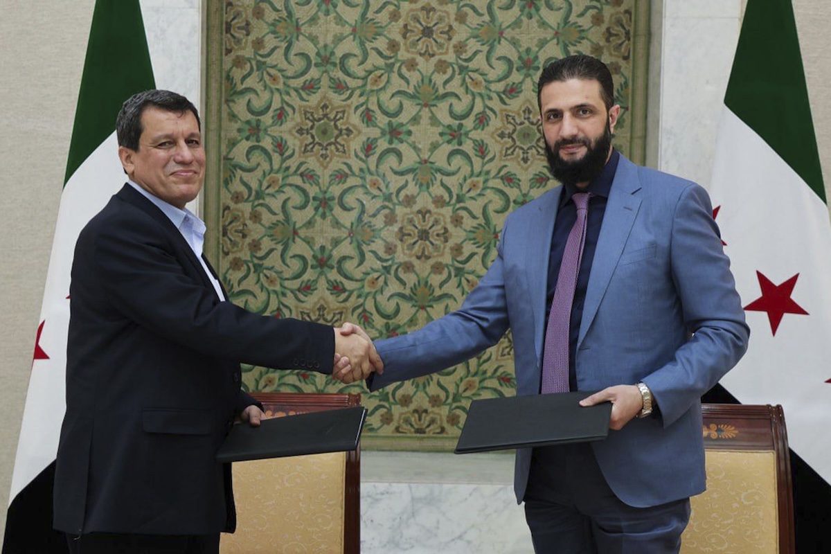 Ahmad al Sharaa, a destra, insieme a Mazloum Abdi (SANA/AP)