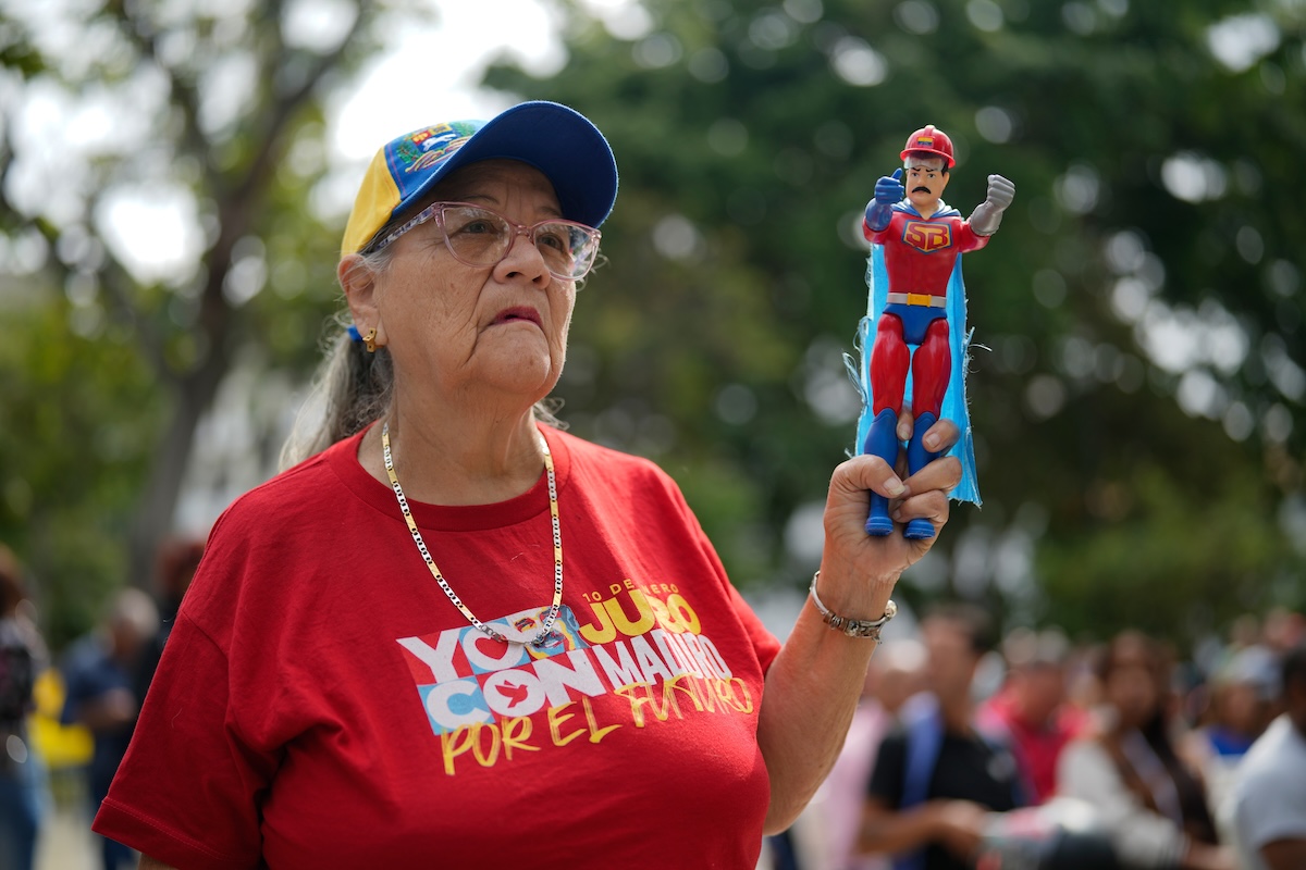 Una donna con un pupazzetto ispirato al presidente venezuelano Nicolás Maduro, durante una manifestazione a suo sostegno organizzata a Caracas, il 26 marzo 2026 (AP/Ariana Cubillos)