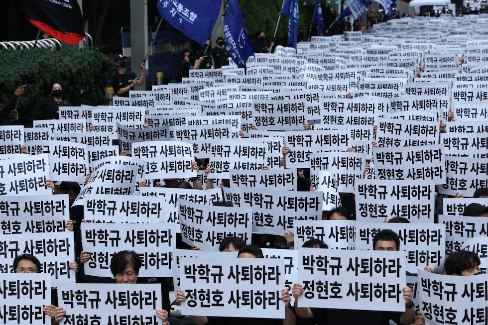 I dipendenti di Samsung manifestano davanti alla sede centrale dell'azienda (EPA/HAN MYUNG-GU via Ansa)