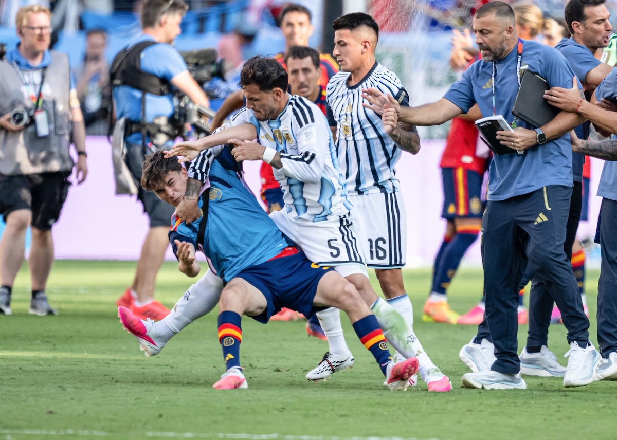 Il calciatore argentino Leandro Paredes è stato sospeso per dieci partite per la rissa della finale dei Mondiali contro la Spagna