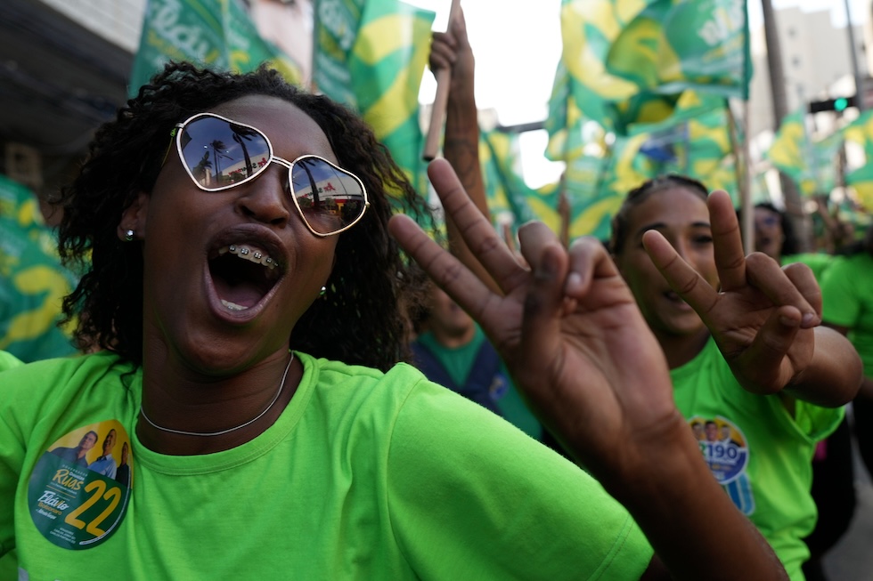 I sostenitori del candidato presidenziale dell'opposizione Flavio Bolsonaro partecipano a un corteo elettorale (Silvia Izquierdo/AP)