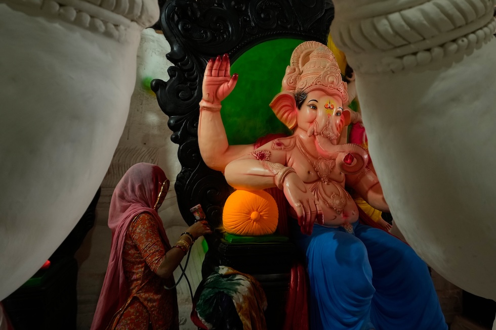 Un artigiano dipinge una statuetta di Ganesh, la divinità indù, in vista dell'imminente festa del Ganesh Chaturthi (Mahesh Kumar A./AP)