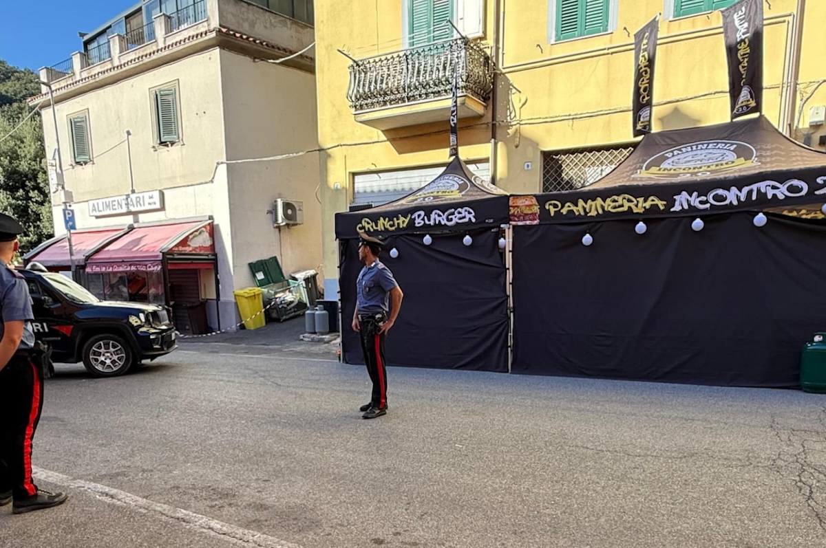Due venditori ambulanti sono stati trovati morti dentro al loro chiosco di panini ad Allumiere, in provincia di Roma