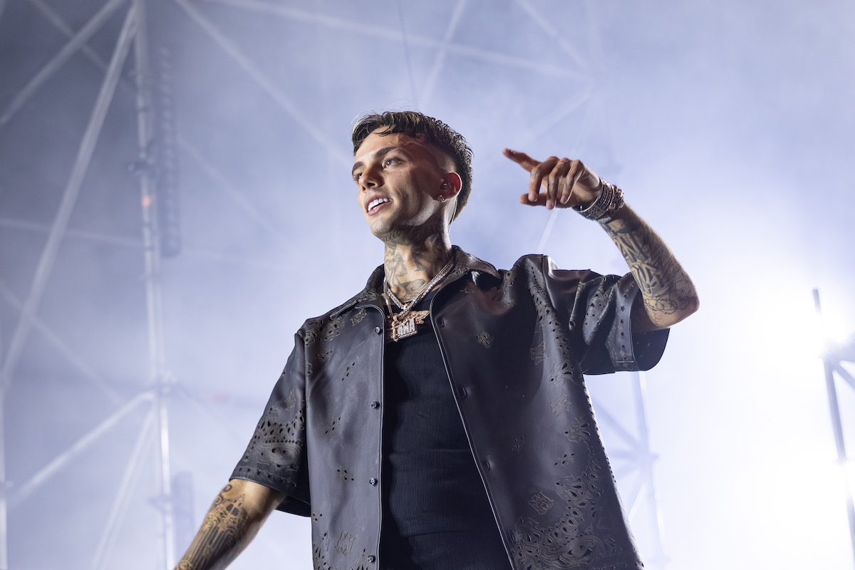 Il rapper Tony Boy è stato arrestato a Milano perché aveva in casa varie droghe e un’arma clandestina