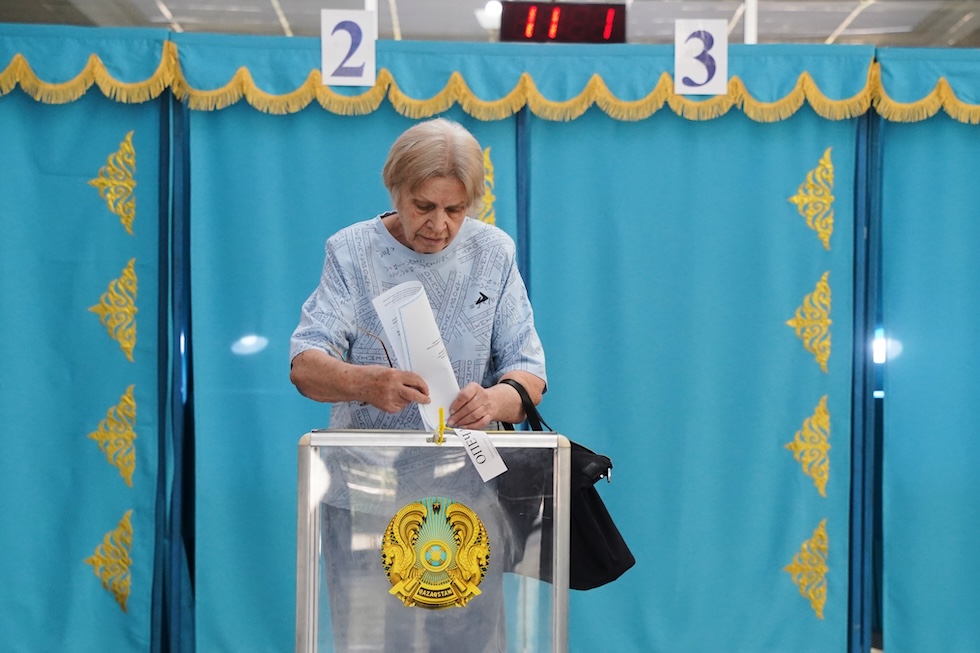 Una donna vota in un seggio elettorale durante le elezioni parlamentari anticipate (Vladimir Tretyakov/AP)