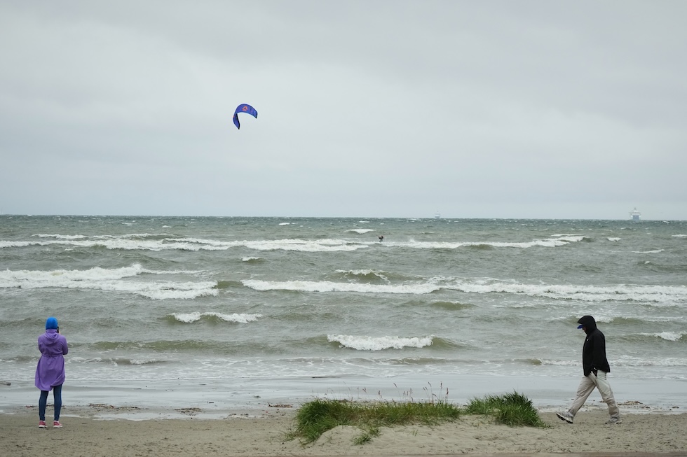 Una spiaggia in una giornata piovosa e ventosa (Sergei Grits/AP)