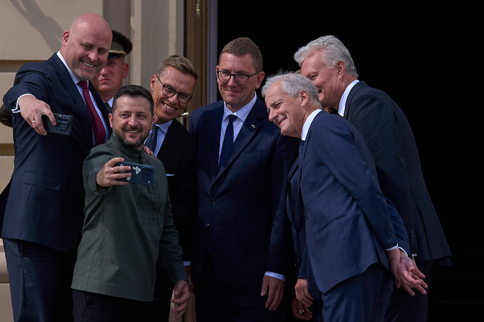 Da sinistra, il primo ministro lettone Andris Kulbergs, il presidente ucraino Volodymyr Zelenskyy, il primo ministro finlandese Petteri Orpo, il primo ministro estone Kristen Michal, il primo ministro norvegese Jonas Gahr Store e il presidente lituano Gitanas Nauseda posano per un selfie durante il summit tra Ucraina e paesi baltici e nordici a Kyiv (AP Photo/Francisco Seco)