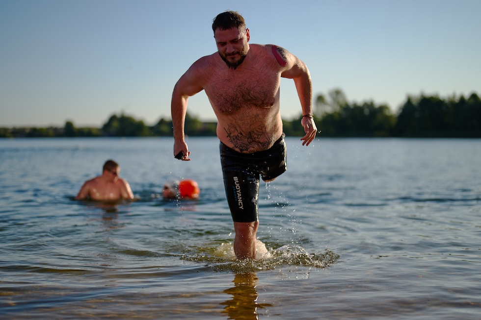 Un veterano di guerra ucraino esce dall'acqua durante una manifestazione sportiva per incoraggiare la popolazione a praticare sport (AP/Francisco Seco)
