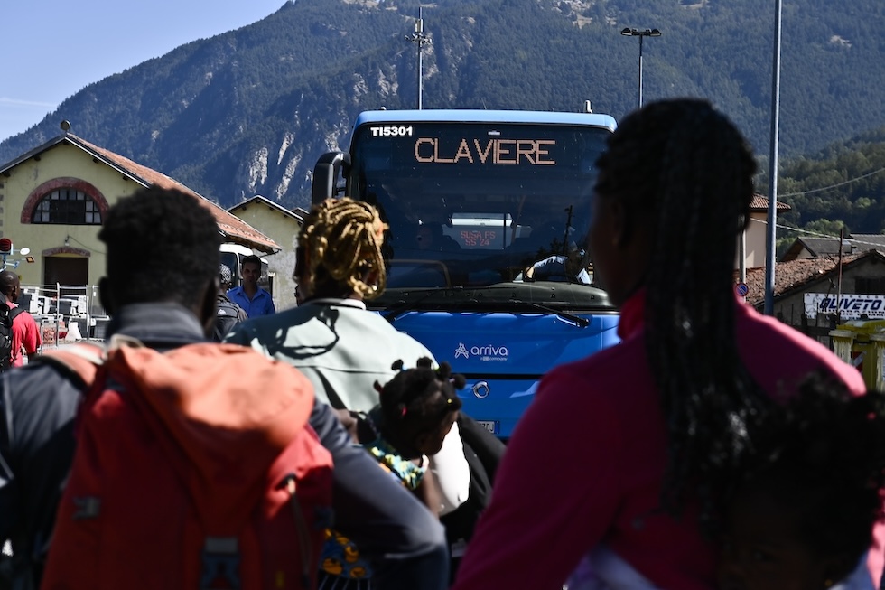 Migranti che cercano di raggiungere Claviere da dove poi proseguono a piedi verso il Monginevro