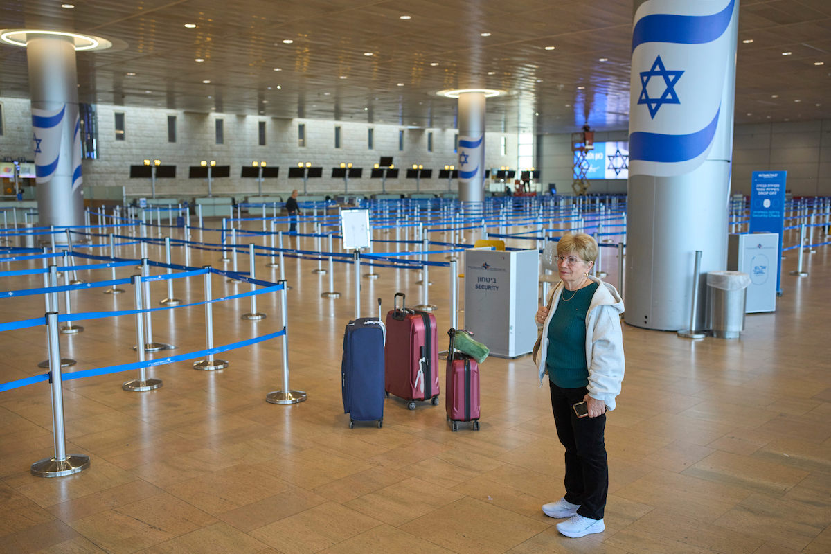 Una passeggera all'aeroporto Ben Gurion di Tel Aviv, aprile 2026 (AP Photo/Ohad Zwigenberg)