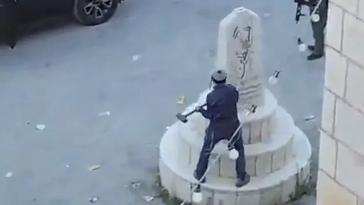 Il deputato israeliano di estrema destra Zvi Sukkot ha distrutto con una mazza un monumento palestinese in Cisgiordania