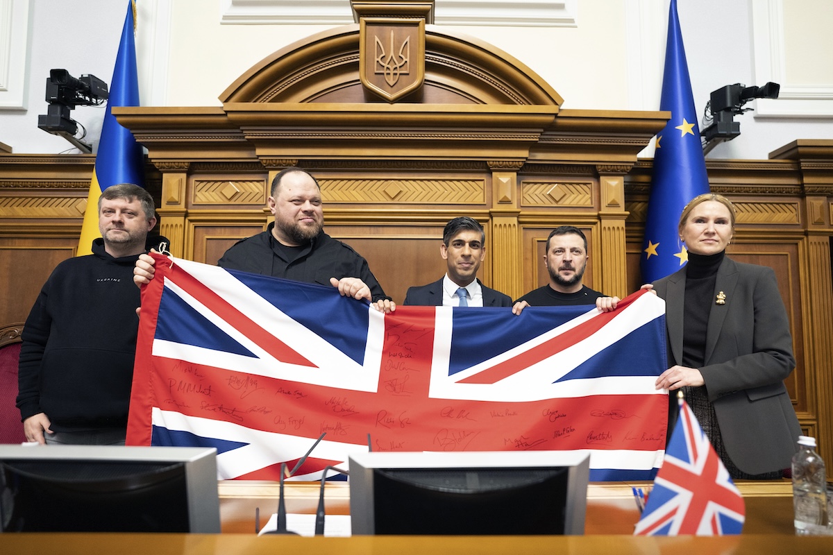 Sunak consegna una bandiera britannica a Zelensky e al presidente del parlamento ucraino Ruslan Stefančuk, nel febbraio del 2024