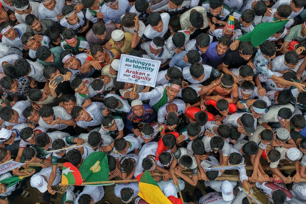 Persone di etnia rohingya a un evento per commemorare il nono anniversario del loro esodo, in un campo profughi (AP Photo/Abdul Goni)