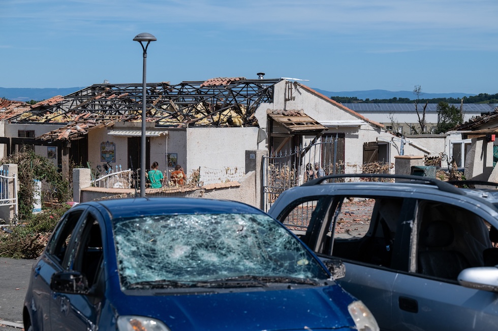 Una casa e due auto danneggiate da un tornado (AP Photo/Frederic Lancelot)