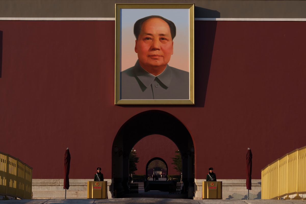 In Cina un artista dissidente è stato condannato a tre anni di carcere per alcune statue satiriche di Mao Zedong