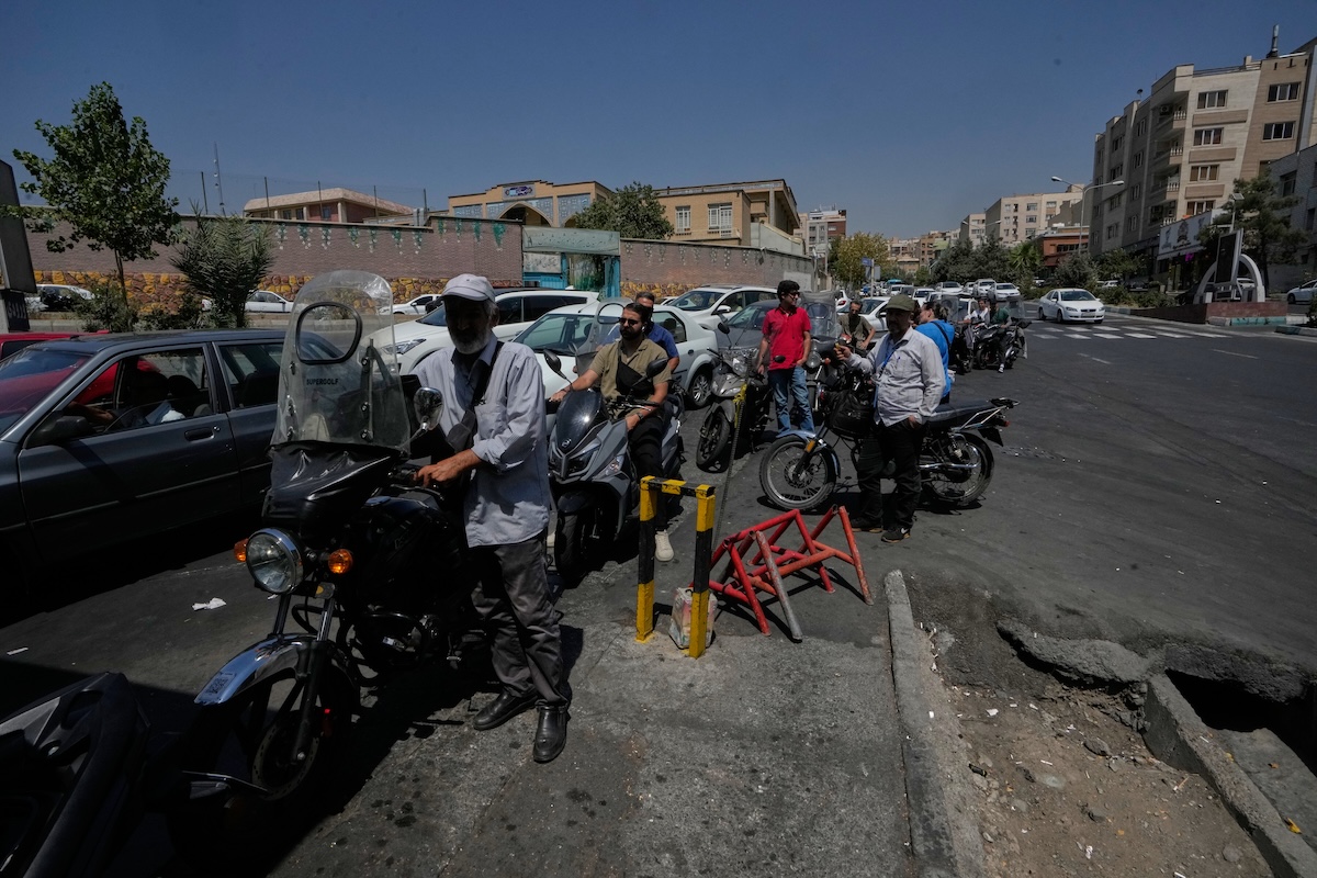 Una coda a un distributore di benzina di Teheran, il 25 agosto