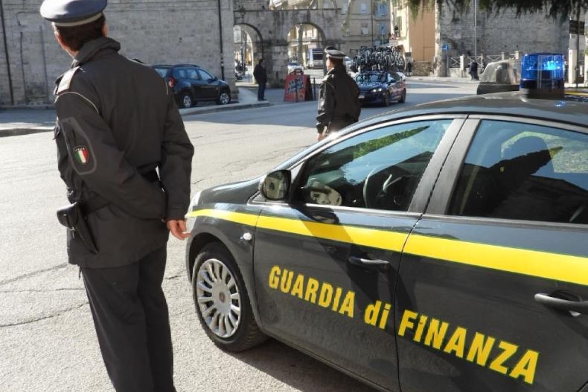 Un uomo francese è stato fermato nel porto di Bari con tre missili da guerra