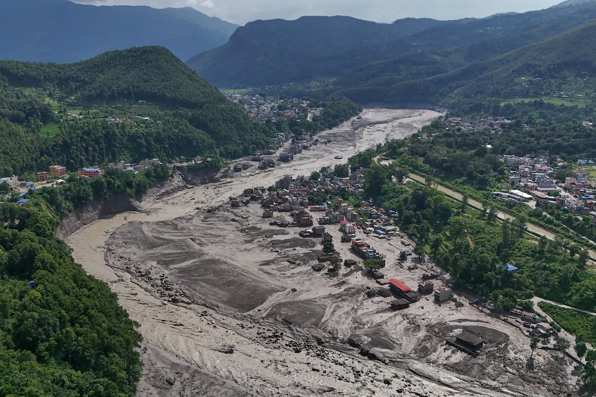 Centinaia di persone sono disperse per un’alluvione al confine tra Nepal e Tibet