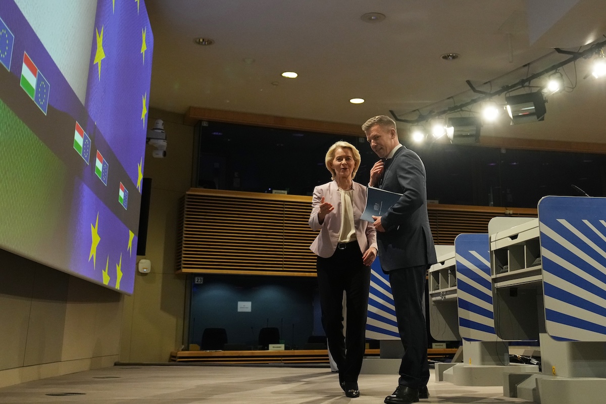 La presidente della Commissione Europea Ursula von der Leyen insieme a Péter Magyar a Bruxelles, il 29 maggio 2026 (AP/Virginia Mayo)