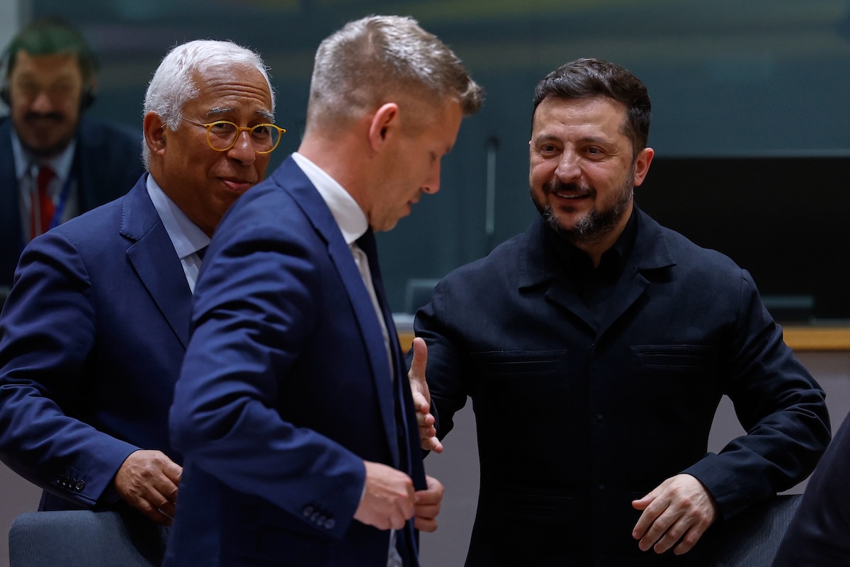 Volodymyr Zelensky (primo da destra) insieme a Péter Magyar e al presidente del Consiglio Europeo Antonio Costa a Bruxelles, il 18 giugno (AP/Geert Vanden Wijngaert)