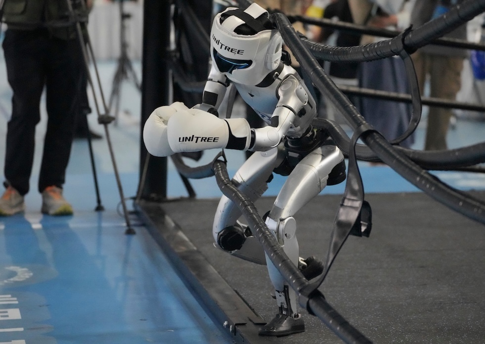 Un robot umanoide durante la gara di combattimento libero ai World Humanoid Robot Games, i Giochi mondiali dei robot umanoidi (AP Photo/Achmad Ibrahim)
