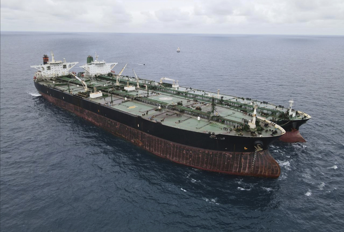 Due petroliere, di cui una di provenienza iraniana, ancorate assieme al largo dell'Indonesia nel 2021: furono sequestrate per commercio illegale di petrolio (Indonesian Maritime Security Agency via AP, File)