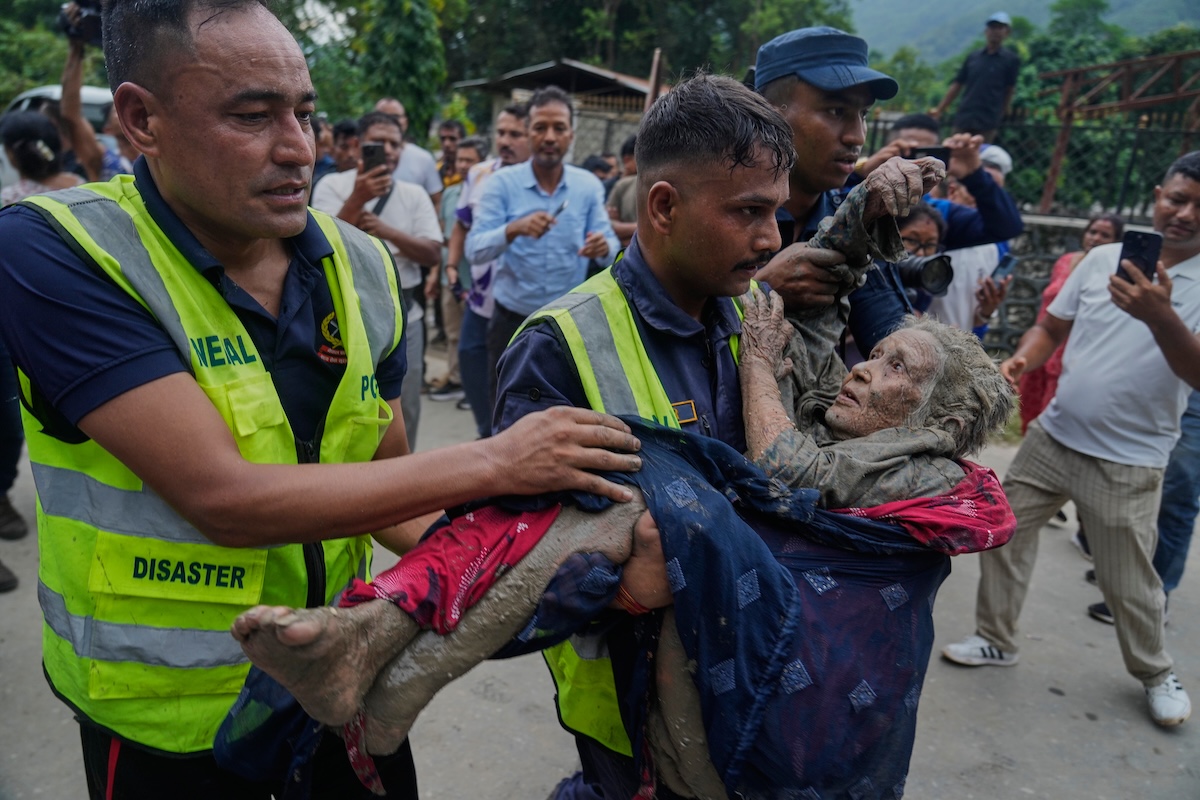 Ci sono centinaia di dispersi per un’esondazione tra Nepal e Tibet
