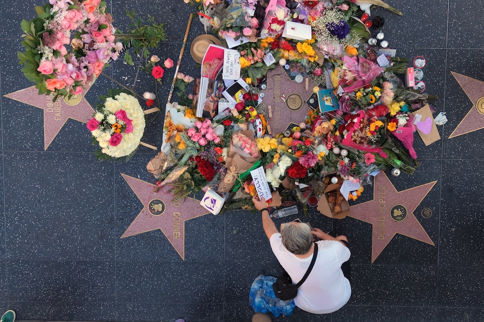Fiori, foto e bigliettini lasciati per Dolly Parton alla sua stella sulla Hollywood Walk of Fame (AP Photo/Jae C. Hong)