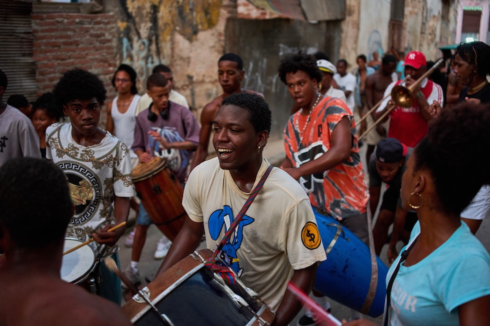 Musicisti suonano per le strade della città (AP Photo/Ramon Espinosa)